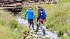 Speidere som går tur i en bekk.